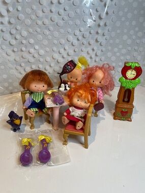 Vintage 🍓Strawberry Shortcake dolls and furniture bundle